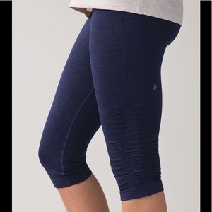Lululemon Blue In The Flow Crop II . Size 6